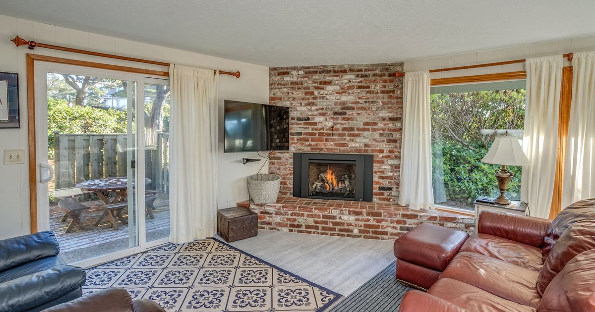 T4453 Bedroom1st FloorAllows pets No Cleaning Fees Gearhart by