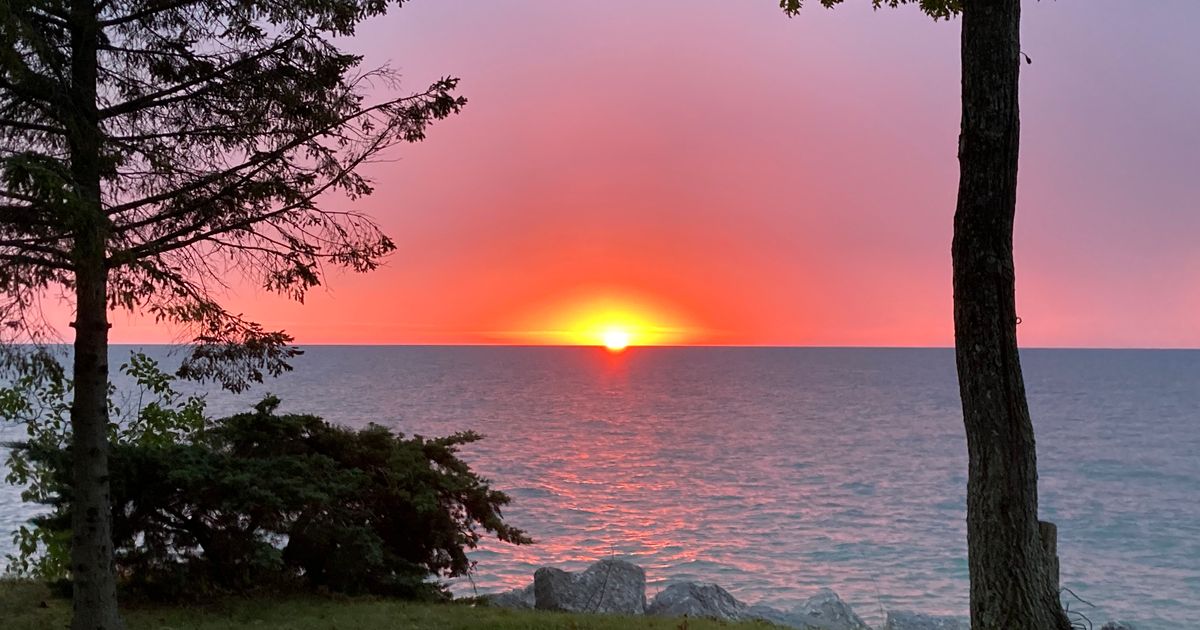 Cottage Charm on the coast of Lake Huron and pet friendly! Perfect