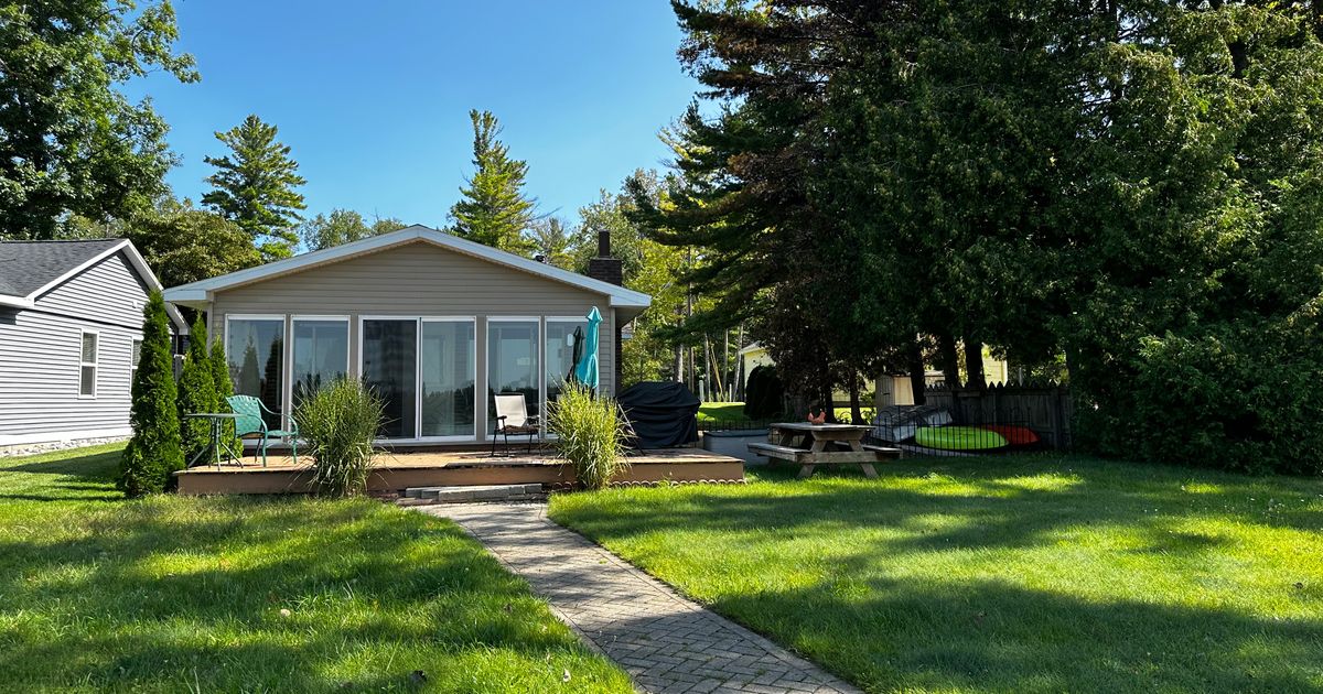 Loon Lodge on an Inland Lake and pet friendly! Perfect Landing Rentals