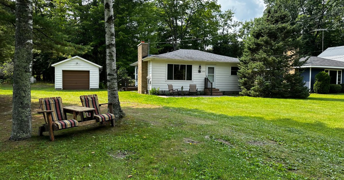 Alabaster Cottage with Lake Access and close to Alabaster Bike Trails! Perfect Landing Rentals