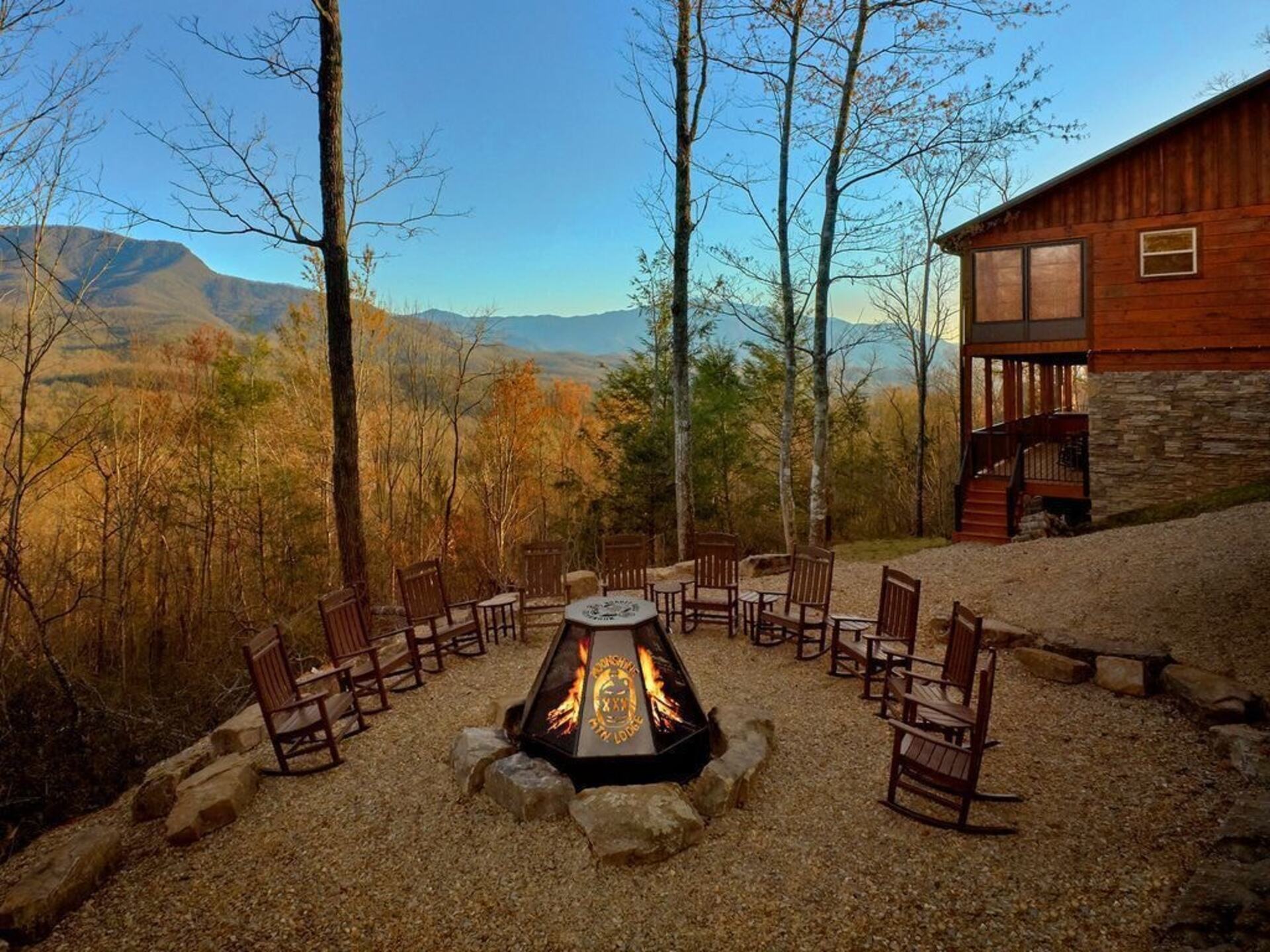 Moonshine Mountain Lodge, Sleeps 22, Mtn View, FirePit