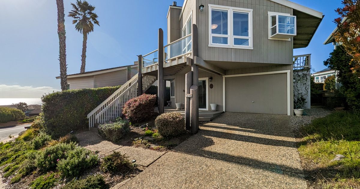Pacific Vista Sand Dollar Beach House just steps from the Sand