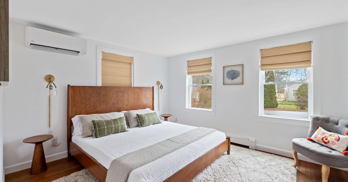 Salt Breeze Bungalow Close to beaches and town Seagrass Property