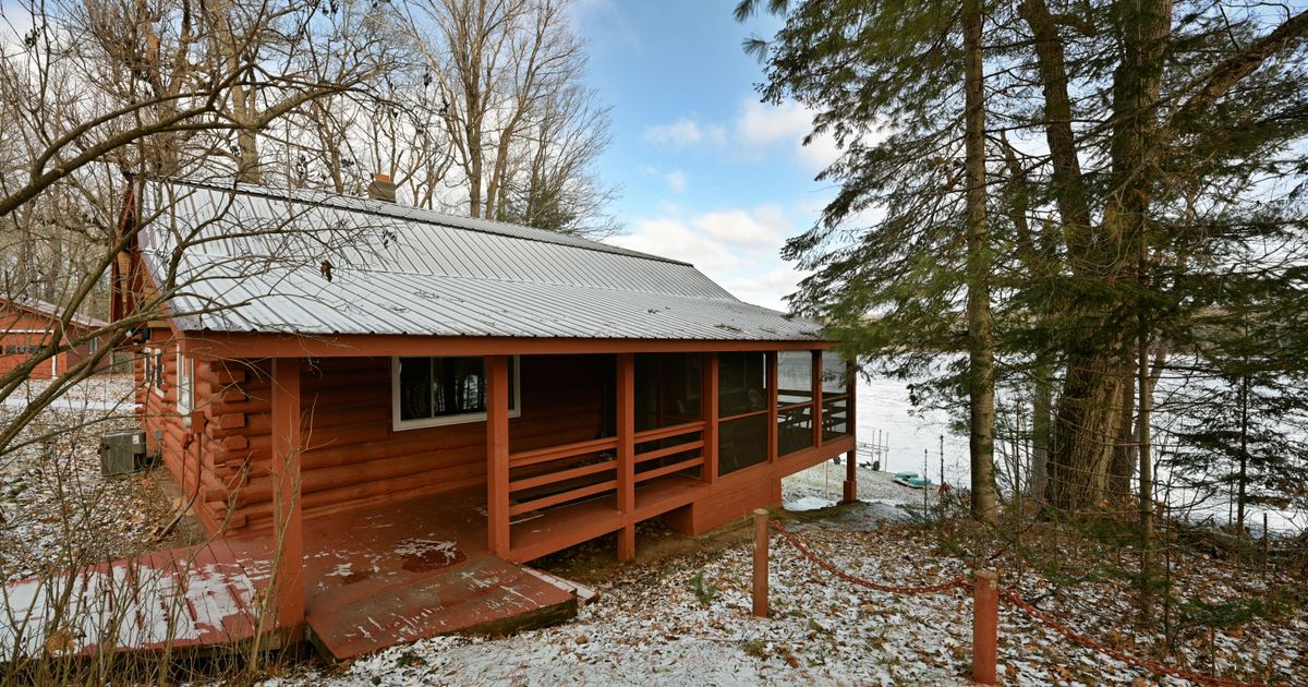3 bedroom, 2 bath vintage cabin on trails and lake in Delta North