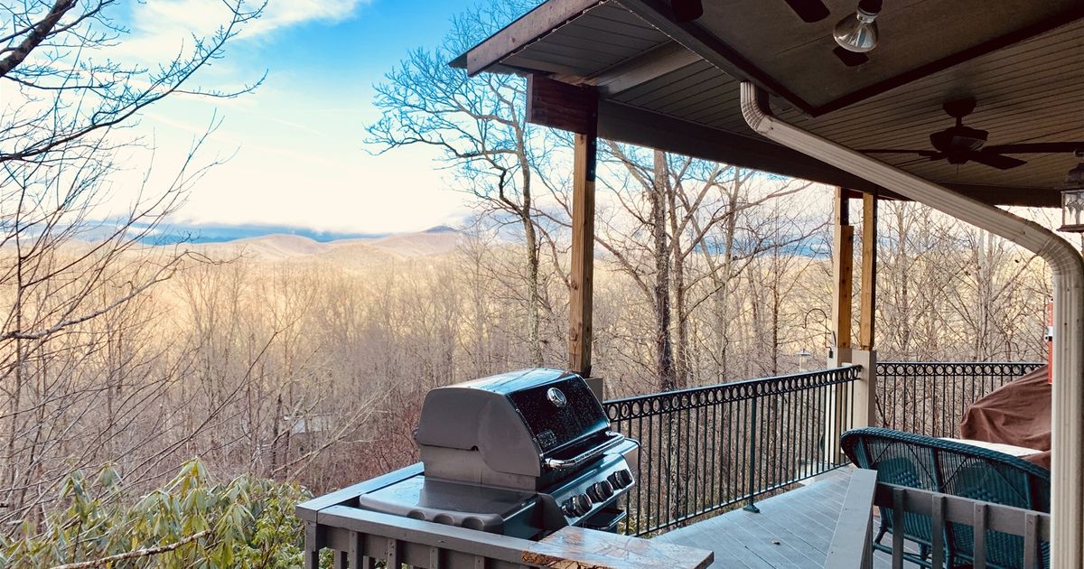 Lovely 2 Story Round Home Rental with sunset views White Squirrel