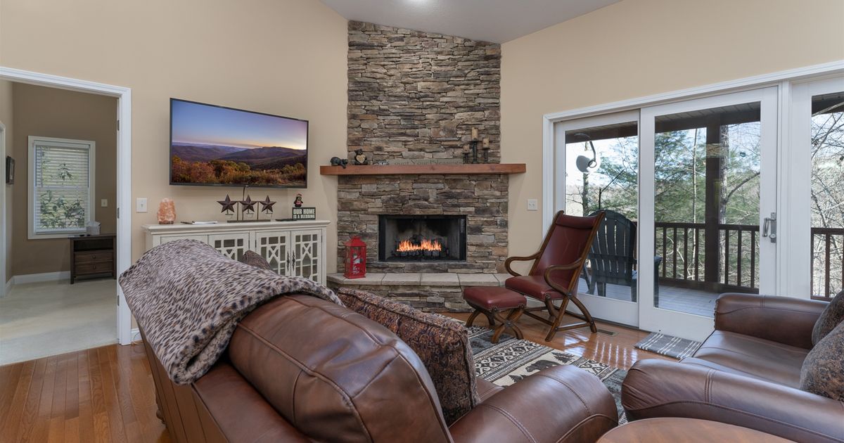 Connestee Falls Luxury Vacation Rental, Bearly Ruffin It White