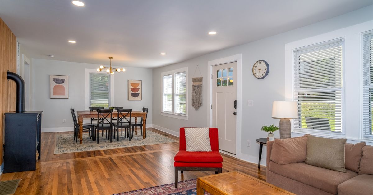 Recently updated cottage half a mile from Downtown White Squirrel