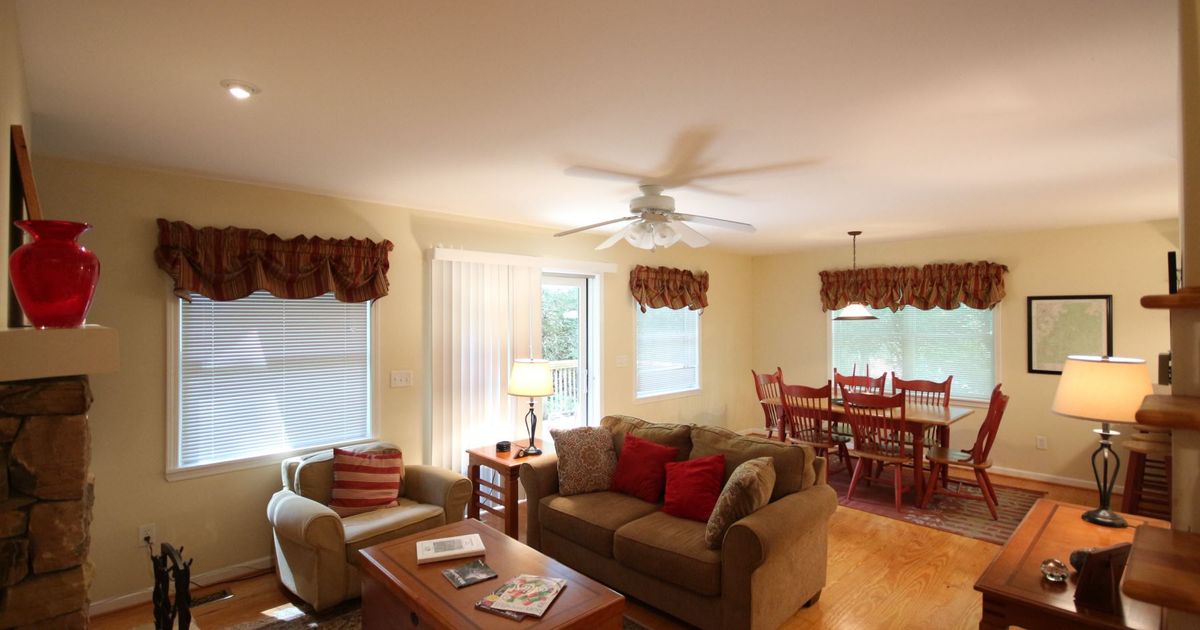 Vacation rental with community pool, very private White Squirrel