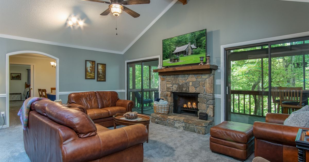 Peaceful 4 Bedroom Vacation Retreat in Connestee Falls White Squirrel