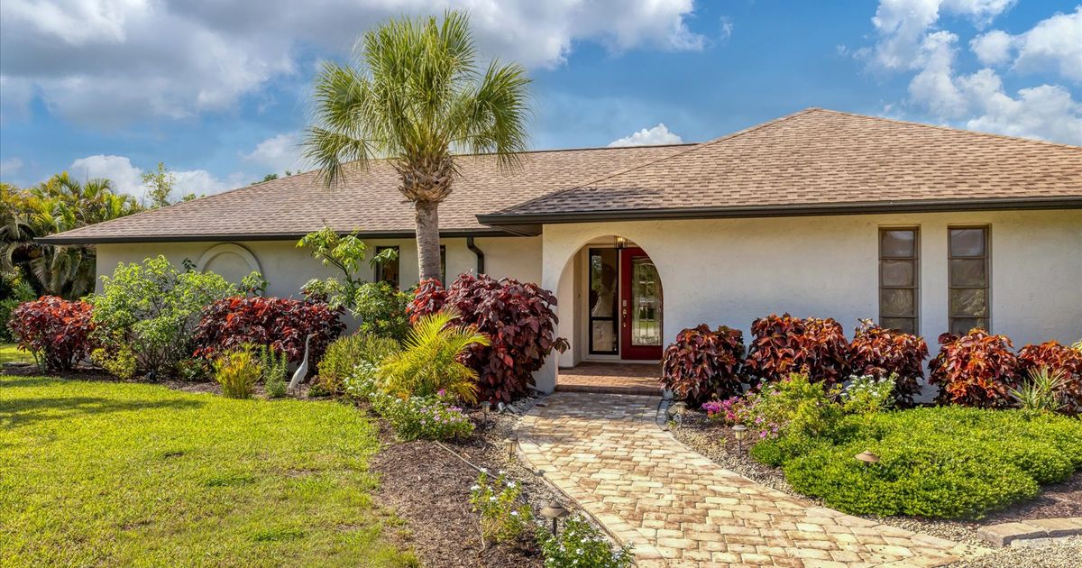 Beach Retreat Walk to beach, beautiful gardens TMI Real Estate